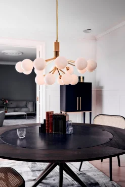 Apiales 18 lysekrone, børstet messing/opal