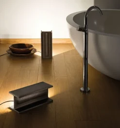 Mais plus que gulvlampe, rå metal