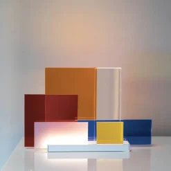 On Lines bordlampe, hvid/farver