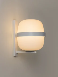 Wally Cesta væglampe, metallic hvid